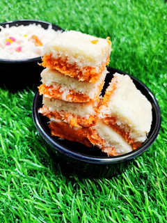 नारियल की बर्फी (nariyal ki barfi recipe in Hindi) रेसिपी मुख्य फोटो