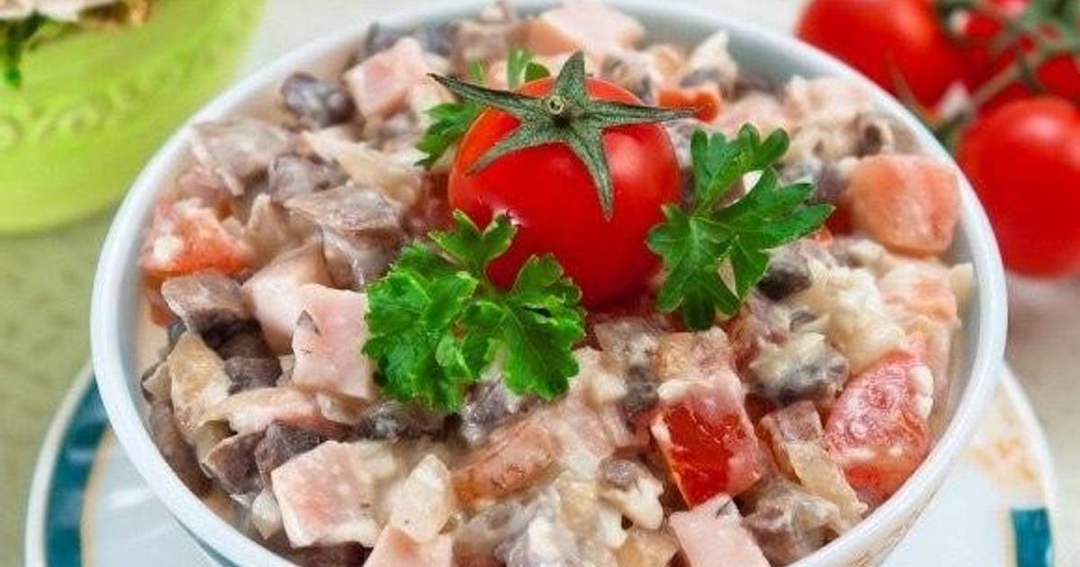 Салат из жареных грибов с картофелем и помидорами