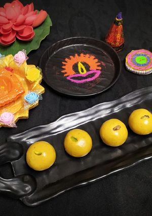 A picture of Besan Ladoo.