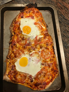 Una foto de Pizza jamón y huevo
