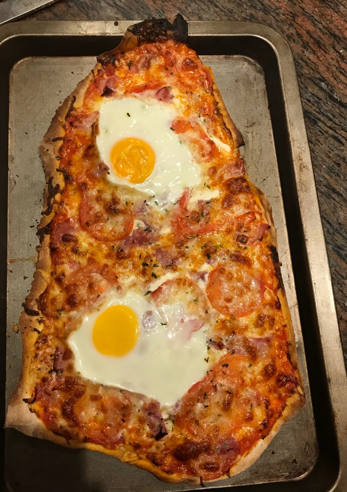 Una foto de Pizza jamón y huevo