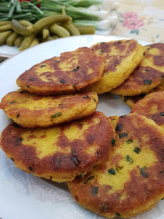 عکسی از دستور کوکو سیب زمینی با پیازچه و پنیر