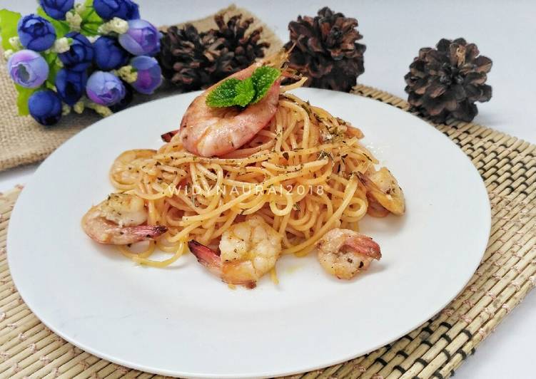 Resep Chesse spaghetti aglio olio with prawn, Enak Banget