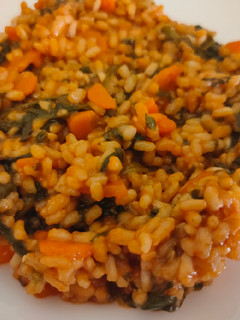 Una foto de Arroz con zanahorias y espinacas