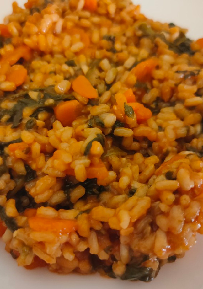 Una foto de Arroz con zanahorias y espinacas