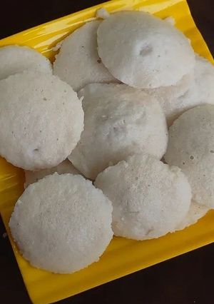 सूजी की इडली (sooji ki idli recipe in Hindi) रेसिपी मुख्य फोटो