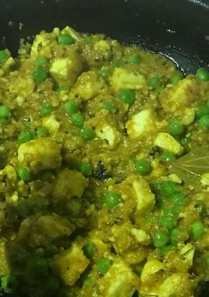 A picture of Khoya mattar paneer.