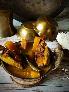 কুমড়ো দিয়ে ইলিশ এর পাতলা ঝোল(kumro diye illish er patla jhol recipe in Bengali) রেসিপির প্রধান ছবি