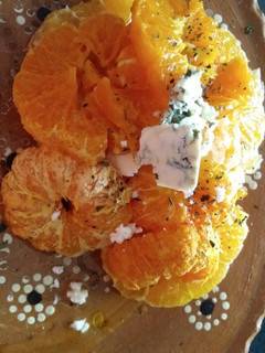 Una foto de Ensalada de mandarina y queso azul 🍊