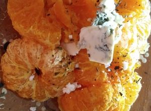 Una foto de Ensalada de mandarina y queso azul 🍊