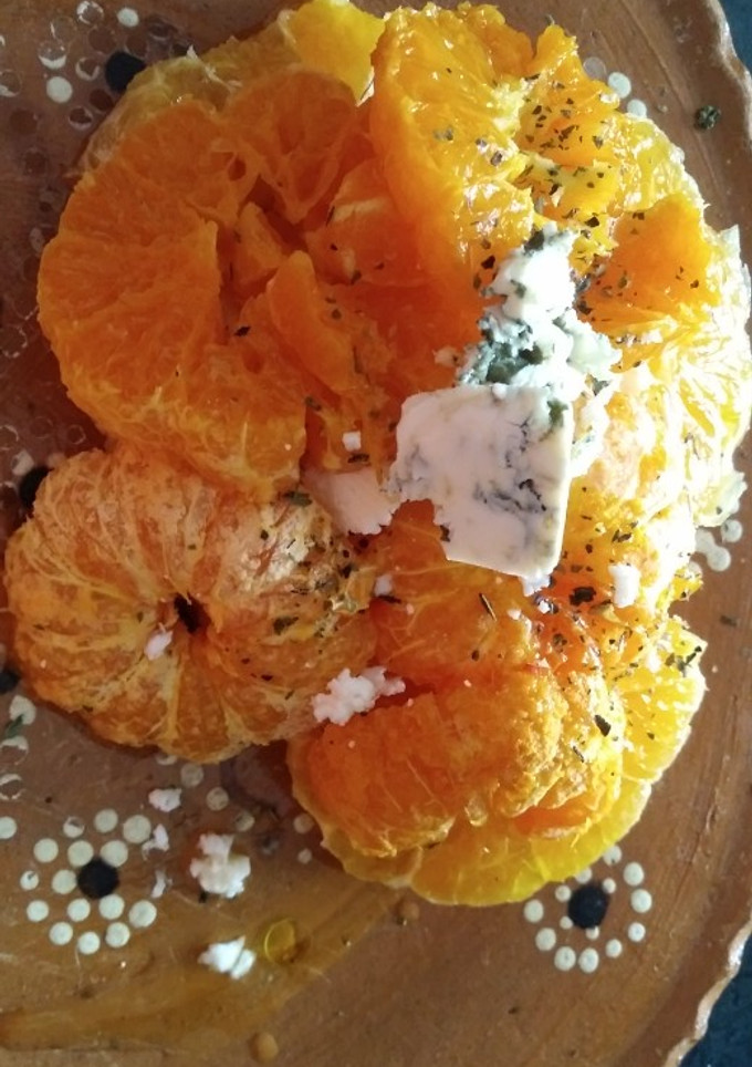 Una foto de Ensalada de mandarina y queso azul 🍊