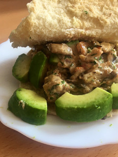 Una foto de Camarones en salsa alfredo y pan pita