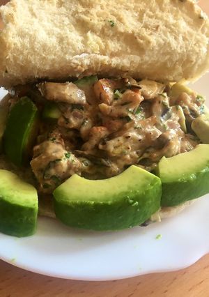 Una foto de Camarones en salsa alfredo y pan pita