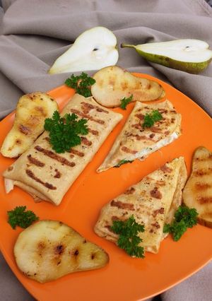 Grillezett palacsinta, sajtkrémes csirkével töltve, grillezett körtével recept fotója