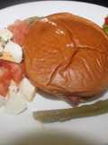 Falsa hamburguesa con jamón y verduras asadas