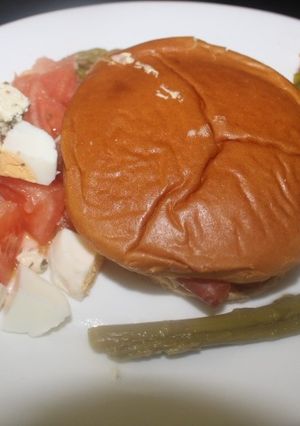 Una foto de Falsa hamburguesa con jamón y verduras asadas