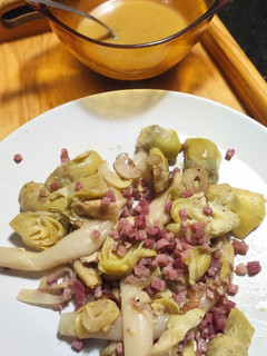 Una foto de Corazones alcachofa con espárragos, jamón y mostaza y miel
