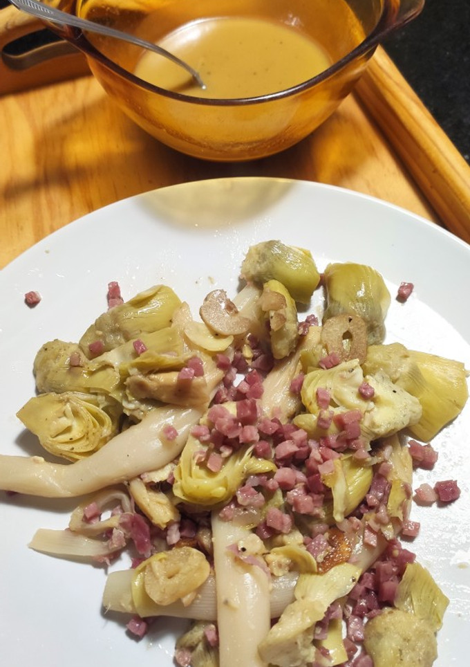 Una foto de Corazones alcachofa con espárragos, jamón y mostaza y miel