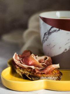 Una foto de Tostada de Pan de Centeno con Tomate y Jamón