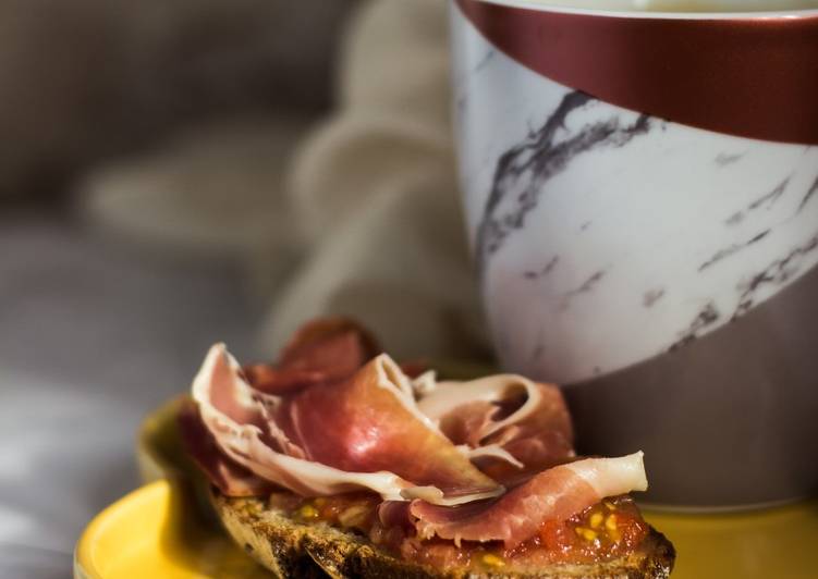Tostada de Pan de Centeno con Tomate y Jamón