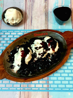 સીઝલિંગ બ્રાઉની (Sizzling Brownie Recipe In Gujarati) રેસીપી મુખ્ય ફોટો