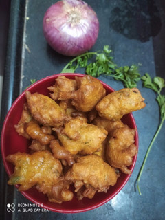 કાંદા ભજીયા (Kanda Bhajiya Recipe In gujarati) રેસીપી મુખ્ય ફોટો