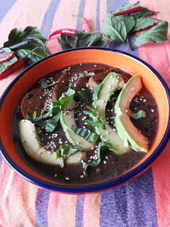 Una foto de Sopa de alubias negras con tofu y aguacate