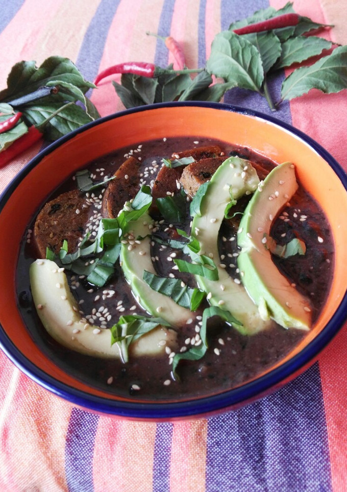 Una foto de Sopa de alubias negras con tofu y aguacate