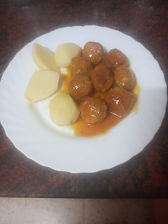Una foto de Albóndigas guisadas con salsa y papas cocidas
