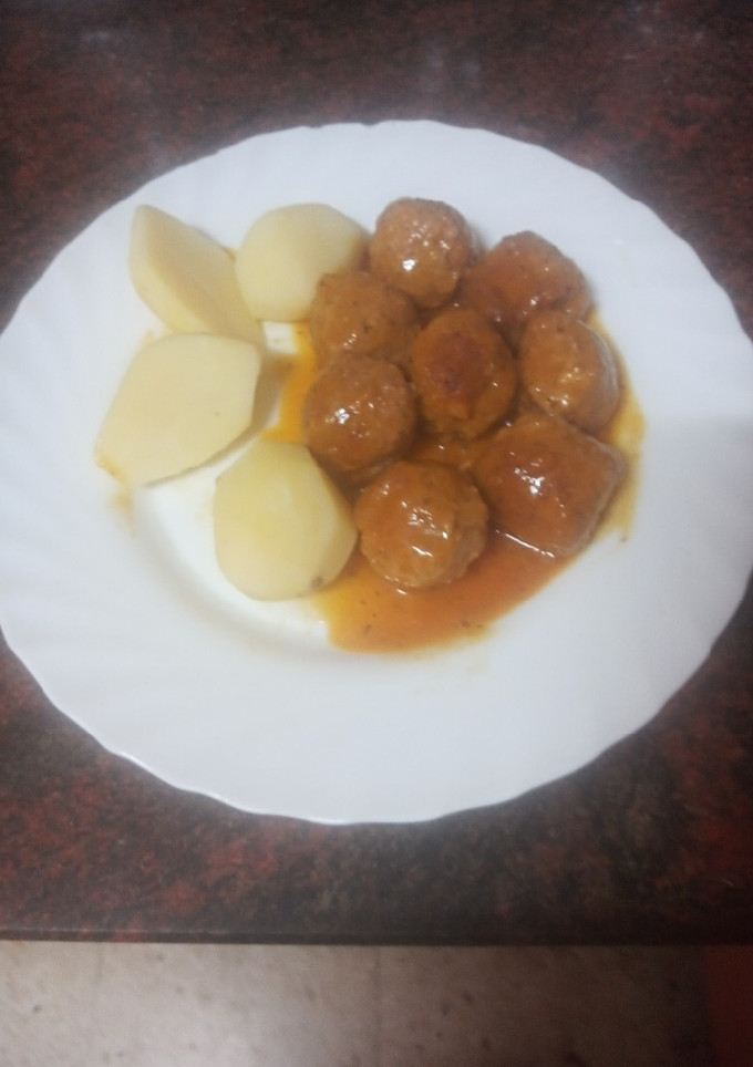 Una foto de Albóndigas guisadas con salsa y papas cocidas