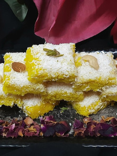 कोकोनट बर्फी (Coconut barfi recipe in Hindi) रेसिपी मुख्य फोटो