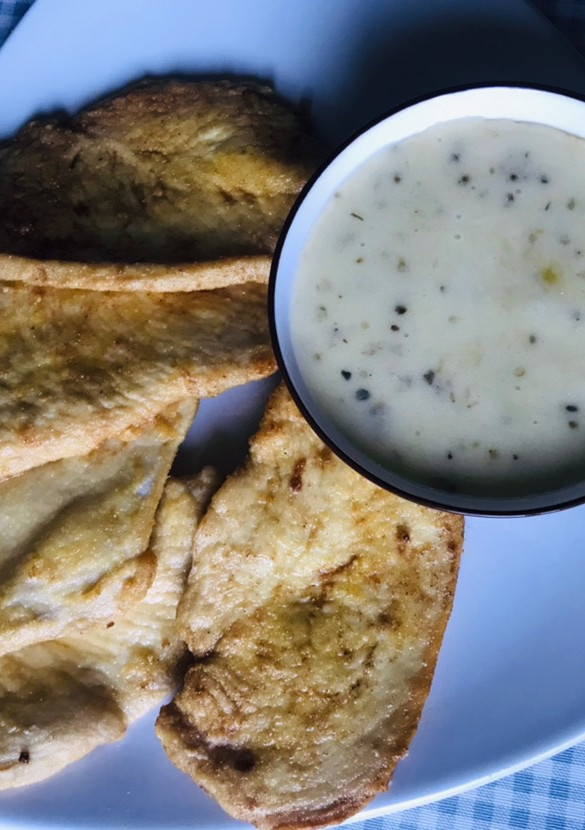 Una foto de Pollo muy tierno con salsa de queso y orégano
