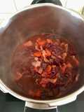Borscht "Μπόρς" σούπα από την Ουκρανία με παντζάρι και λάχανο στην χύτρα