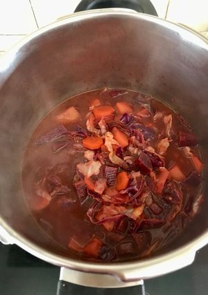 Φωτογραφία της συνταγής Borscht "Μπόρς" σούπα από την Ουκρανία με παντζάρι και λάχανο στην χύτρα