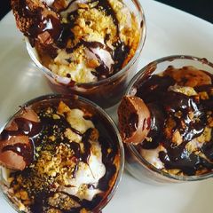 A picture of Easy Icecream sundaes.