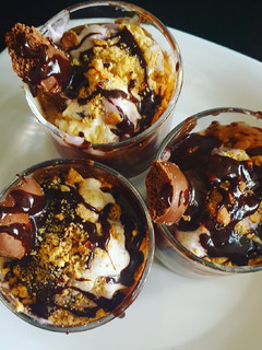 A picture of Easy Icecream sundaes.
