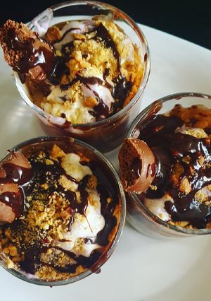 A picture of Easy Icecream sundaes.