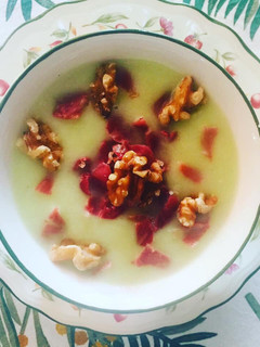 Una foto de Crema de melón con jamón ibérico y nueces