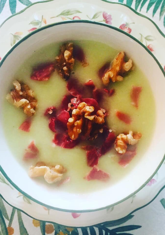 Una foto de Crema de melón con jamón ibérico y nueces