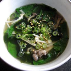 A picture of Shimeji, Spinach & Wakame Soup.