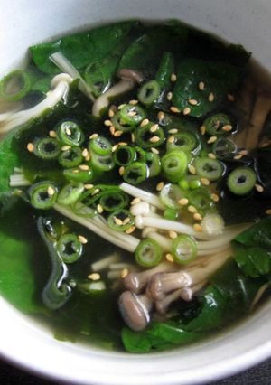 A picture of Shimeji, Spinach & Wakame Soup.