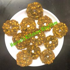 Palak rice flour fritters A picture of Palak rice flour fritters.