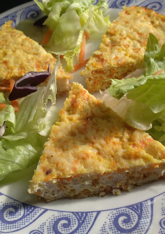 Una foto de Pastel de pollo con apio y zanahoria