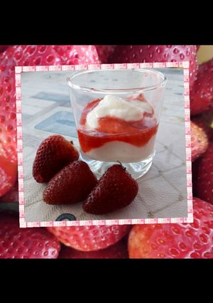 Una foto de Yoghurt casero de frutillas 🍓🍓