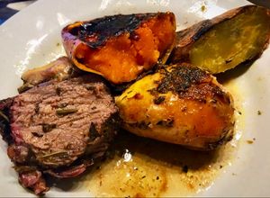 Una foto de El secreto para que la carne y pollo quede súper tierna al horno!! Muy sabroso😜