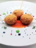 Polpette di orata in crosta di panko fino,  con gazpacho piccante