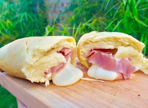 Una foto de Pan relleno de jamón y queso (con harina leudante)