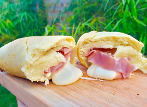 Una foto de Pan relleno de jamón y queso (con harina leudante)