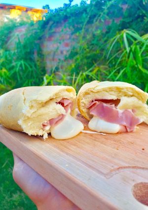 Una foto de Pan relleno de jamón y queso (con harina leudante)