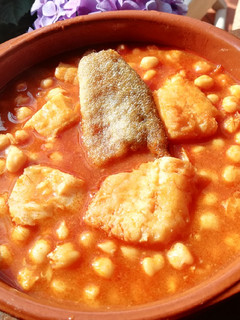 Una foto de Garbanzos con bacalao y su crujiente